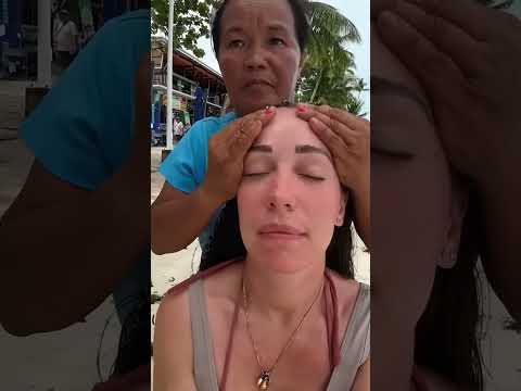 Masaje callejero en una playa de Filipinas 🇵🇭  #masaje #massage #relaxing #beach #short